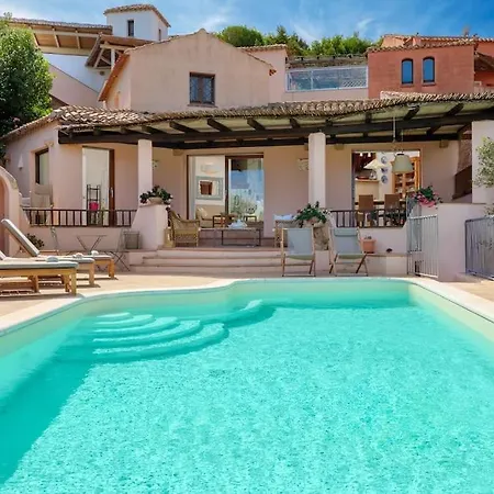 Privata Con Piscina In Pantogia Villa